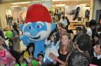 Até o Papai-Smurf apareceu no shopping ede Bogotá, na Colômbia, na celebração do Dia das Bruxas
